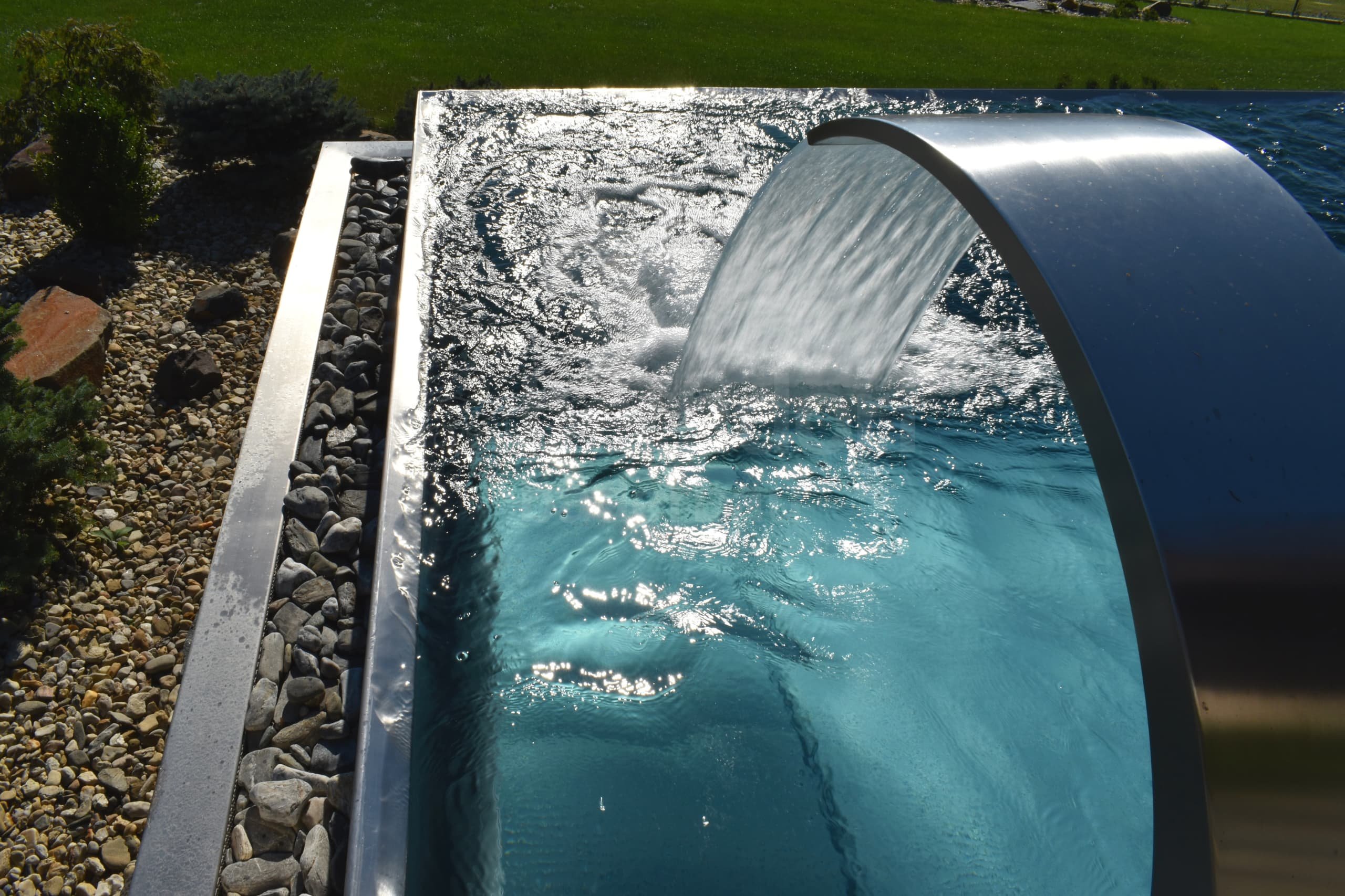 3d_HUKVALDY_Privátní bazén s infinity sníºeným p²elivem.jpg