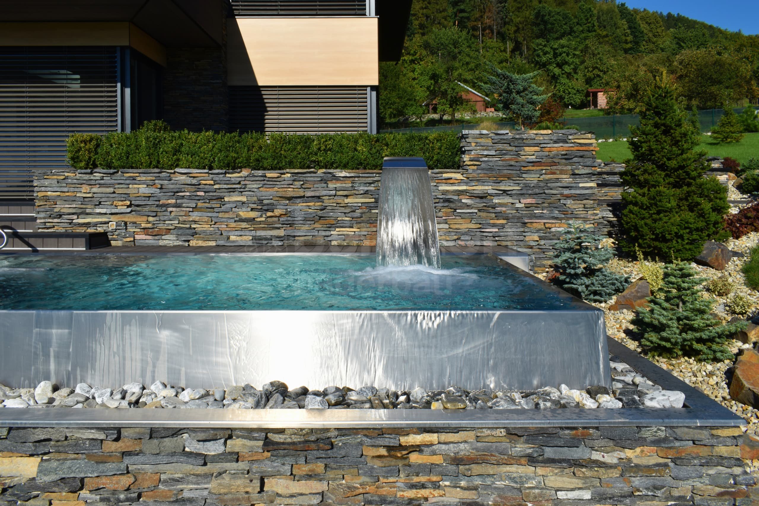 3e_HUJVALDY_privátní bazén s infinity sníºeným p²elivem.jpg