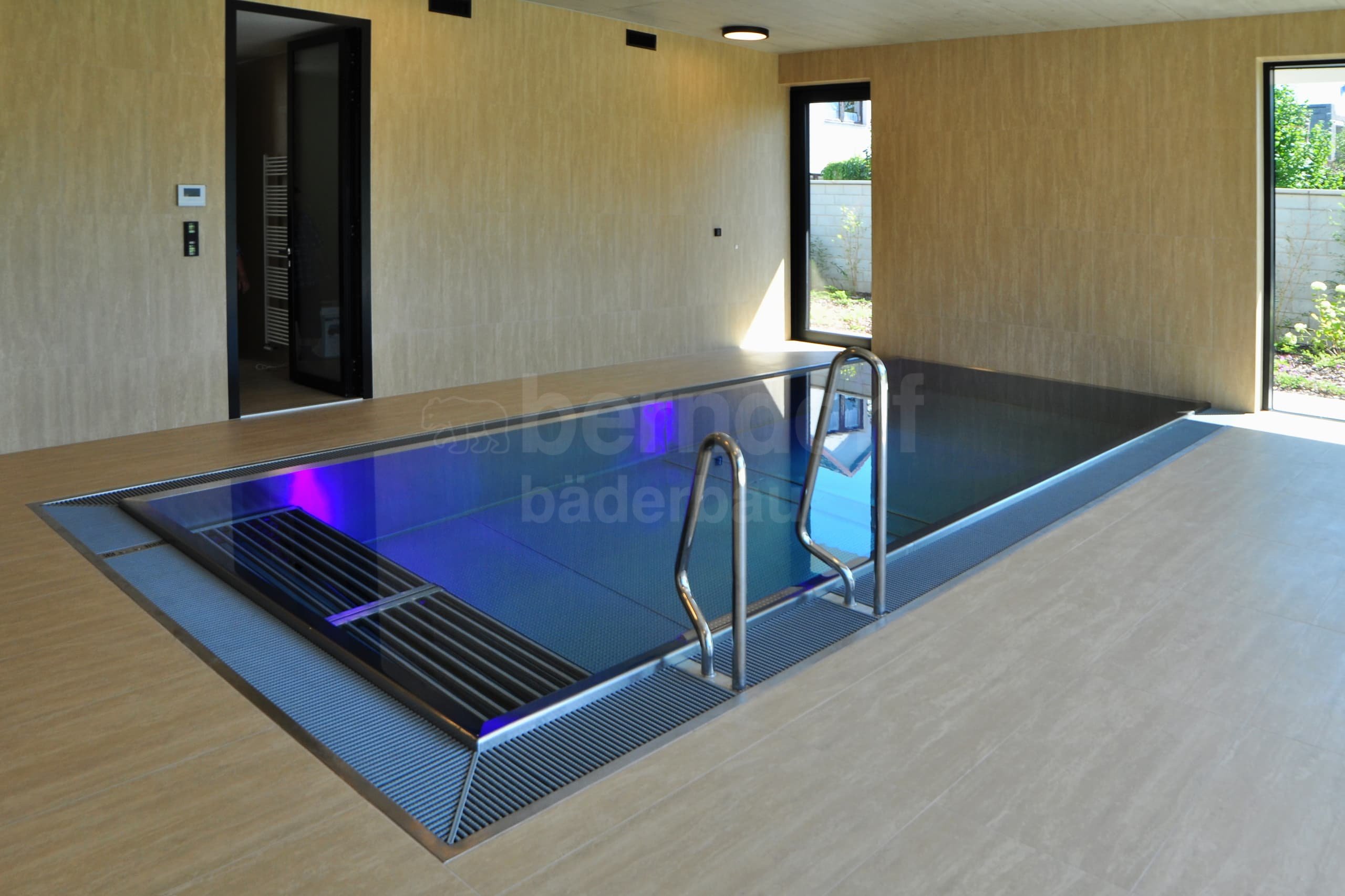 1b_PARDUBICKY_Privátní bazén vnit²ní s p²elivem.JPG