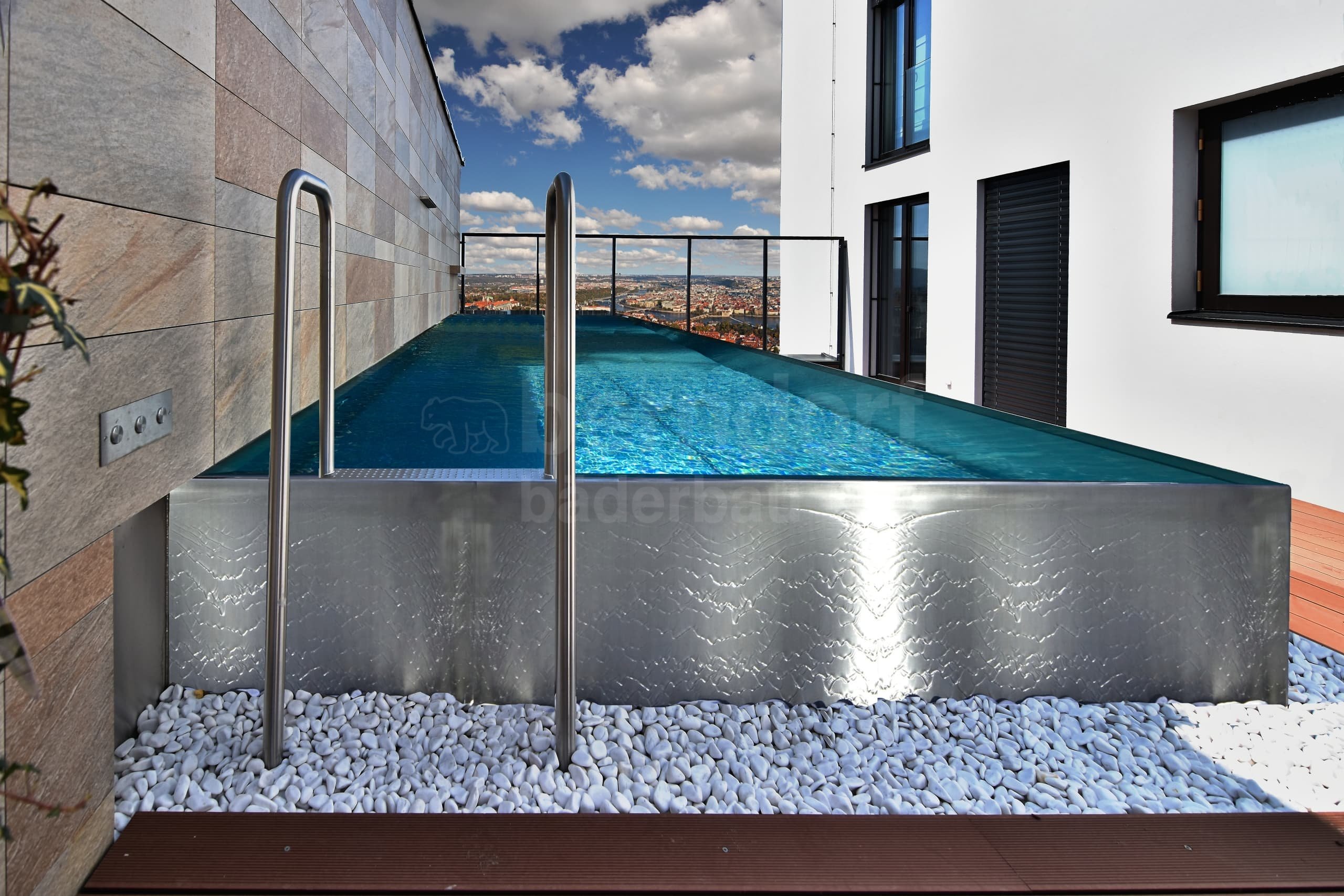 5b_PRAHA_Privátní bazén venkovní st²eþní s infinity p²elivem.jpg