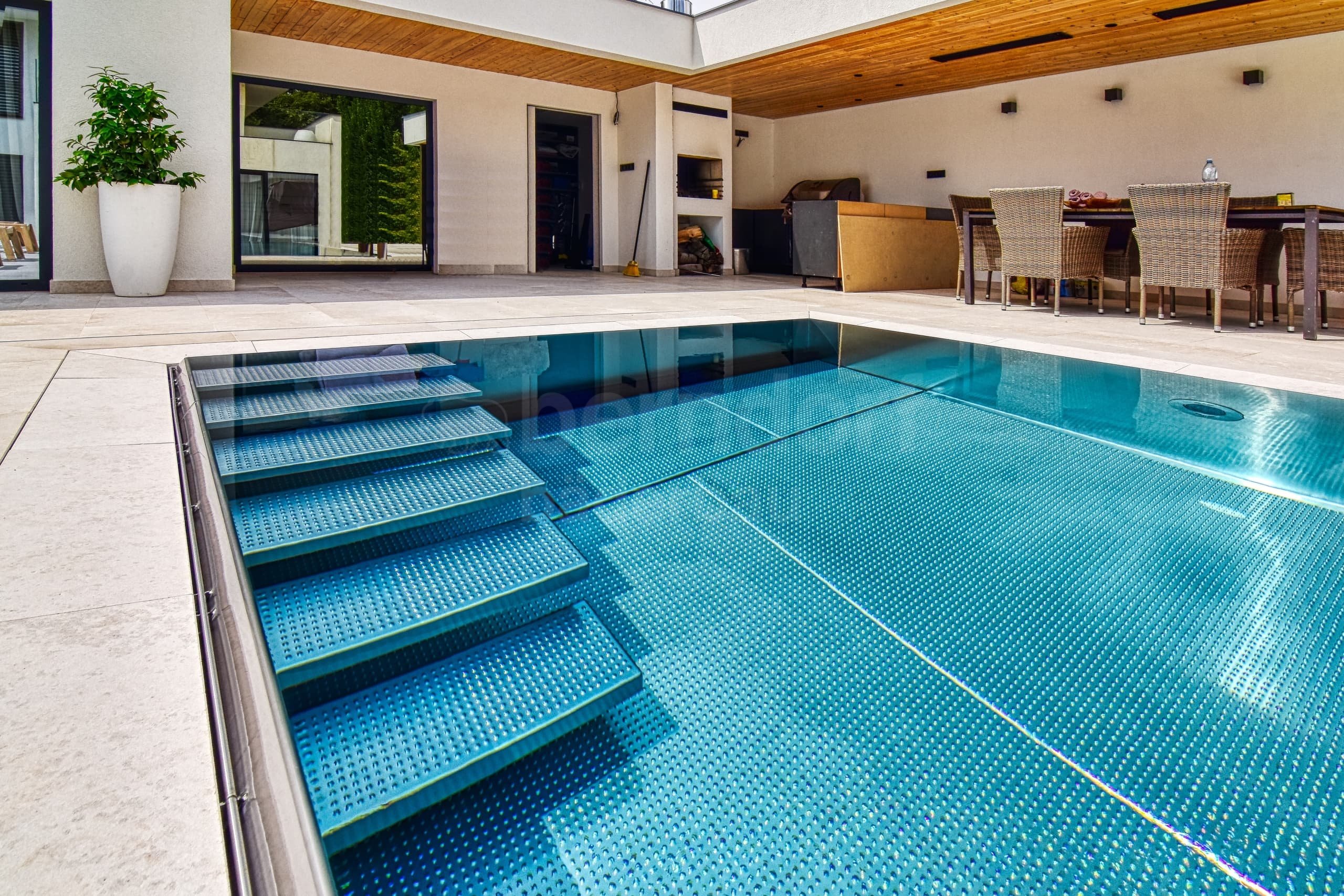 9c_KUNRATICE_Privátní bazén venkovní s infinity p²elivem.jpg