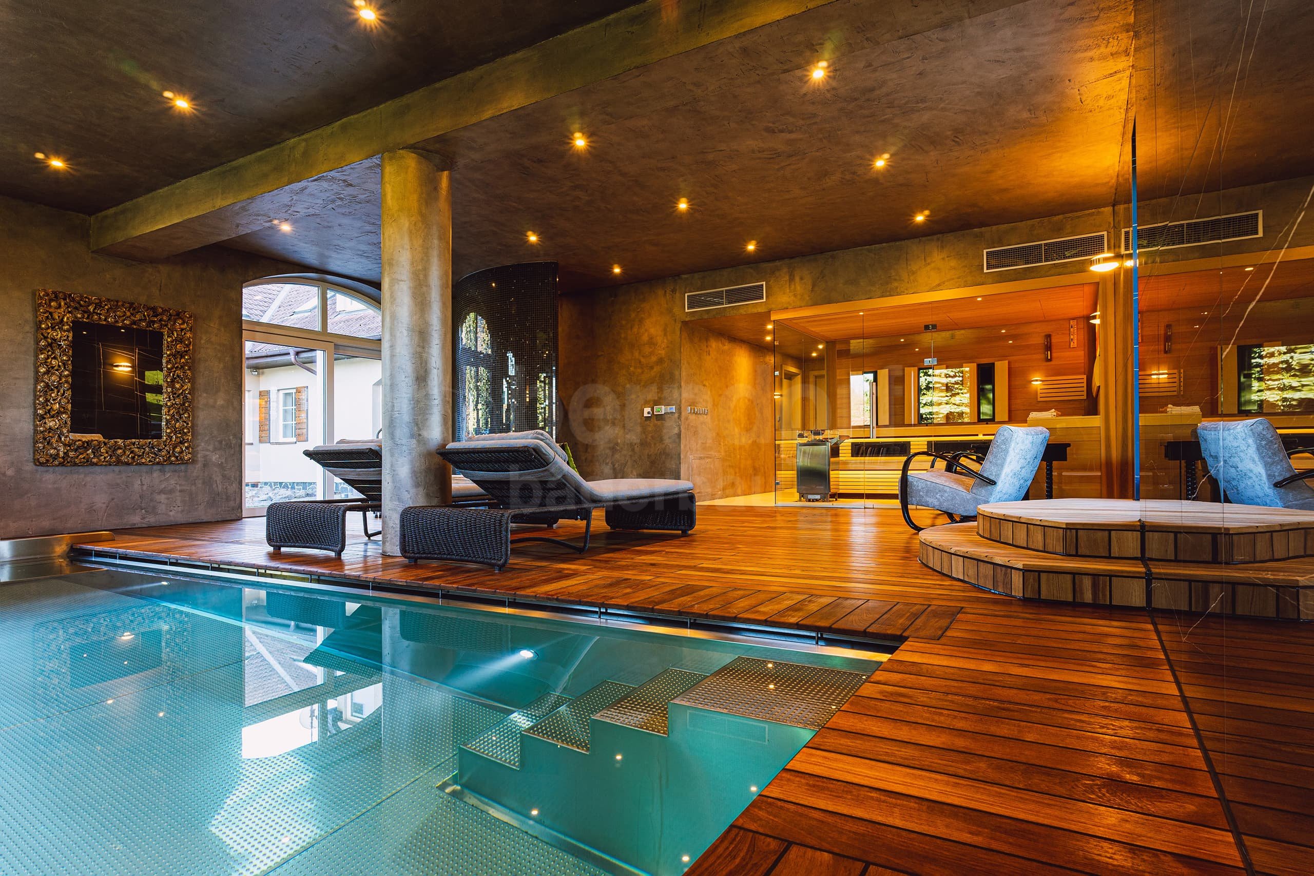 12a_¼ELADNÁ_Privátní bazén vnit²ní p²ekrytý ºlábek.jpg