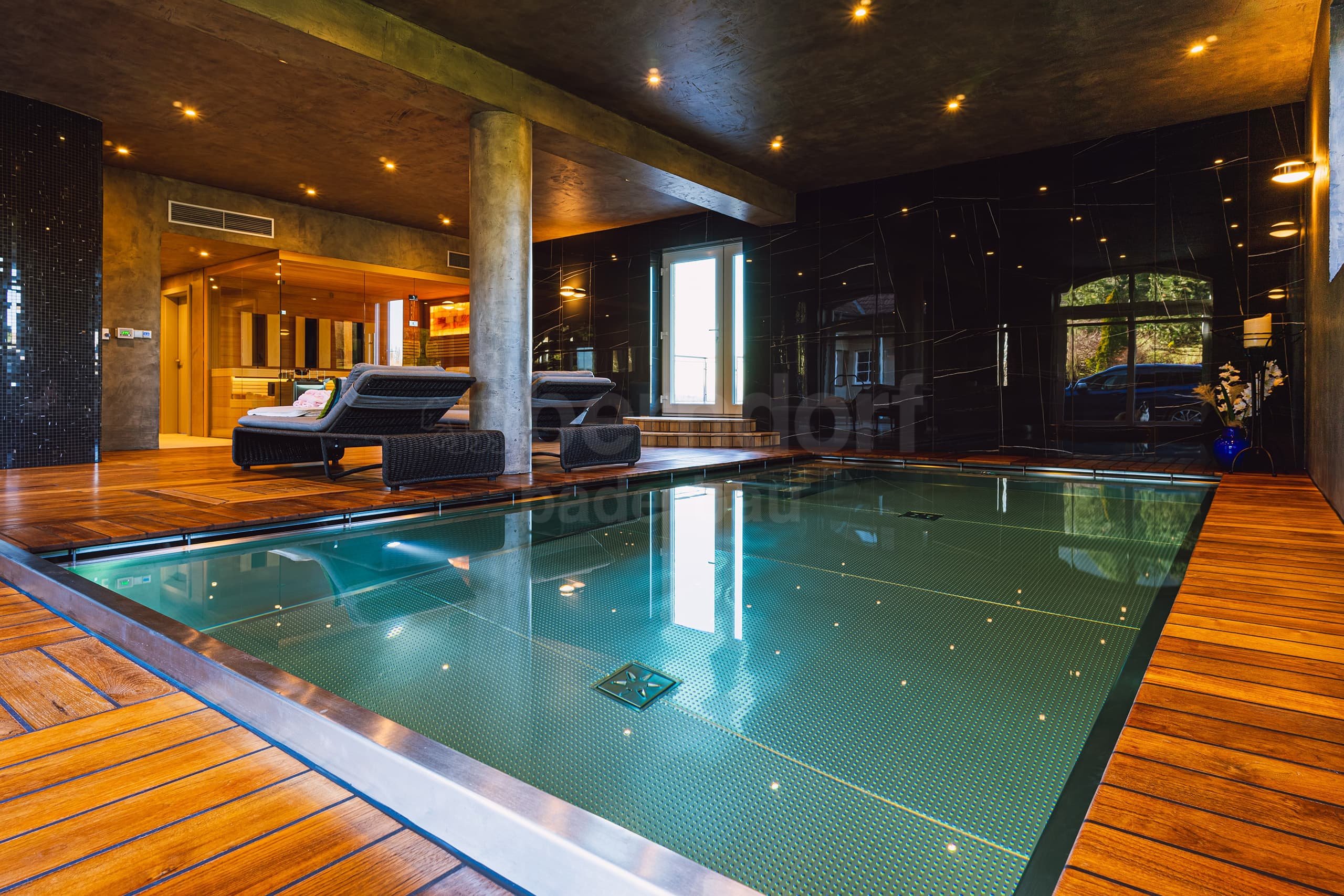 12_¼ELADNÁ_Privátní bazén vnit²ní p²ekrytý ºlábek.jpg