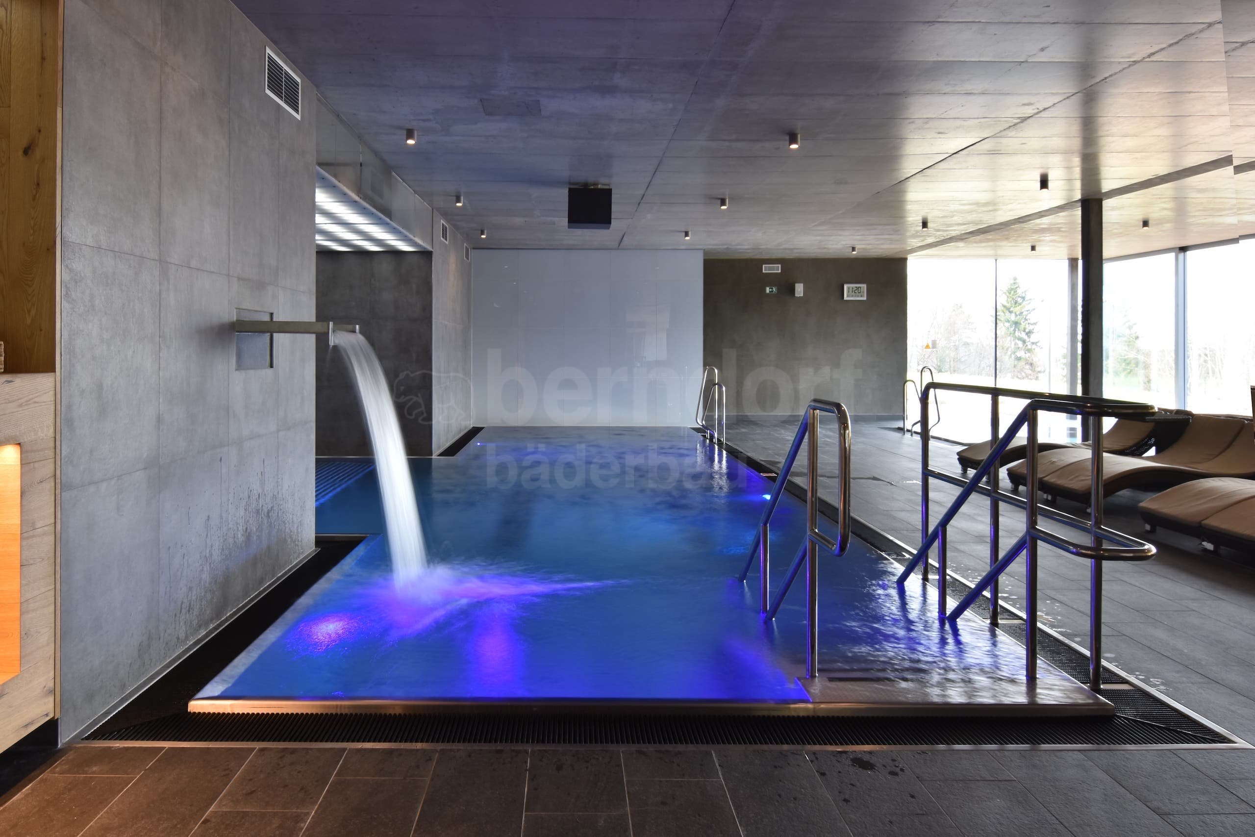 1_Hotelový bazén s vodopádem.jpg