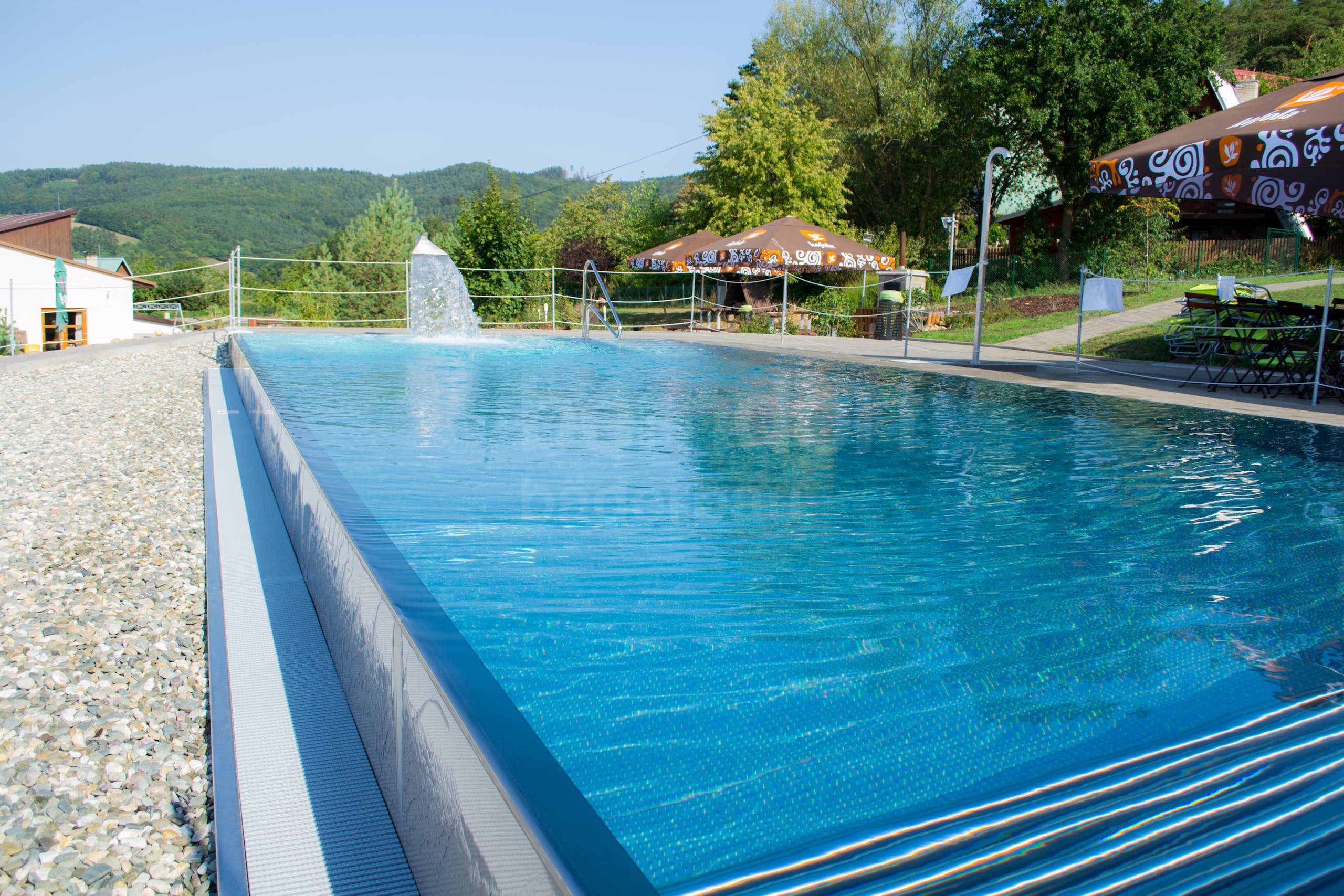 7a_Hotelový bazén venkovní s infinity přelivem a chrličem.jpg