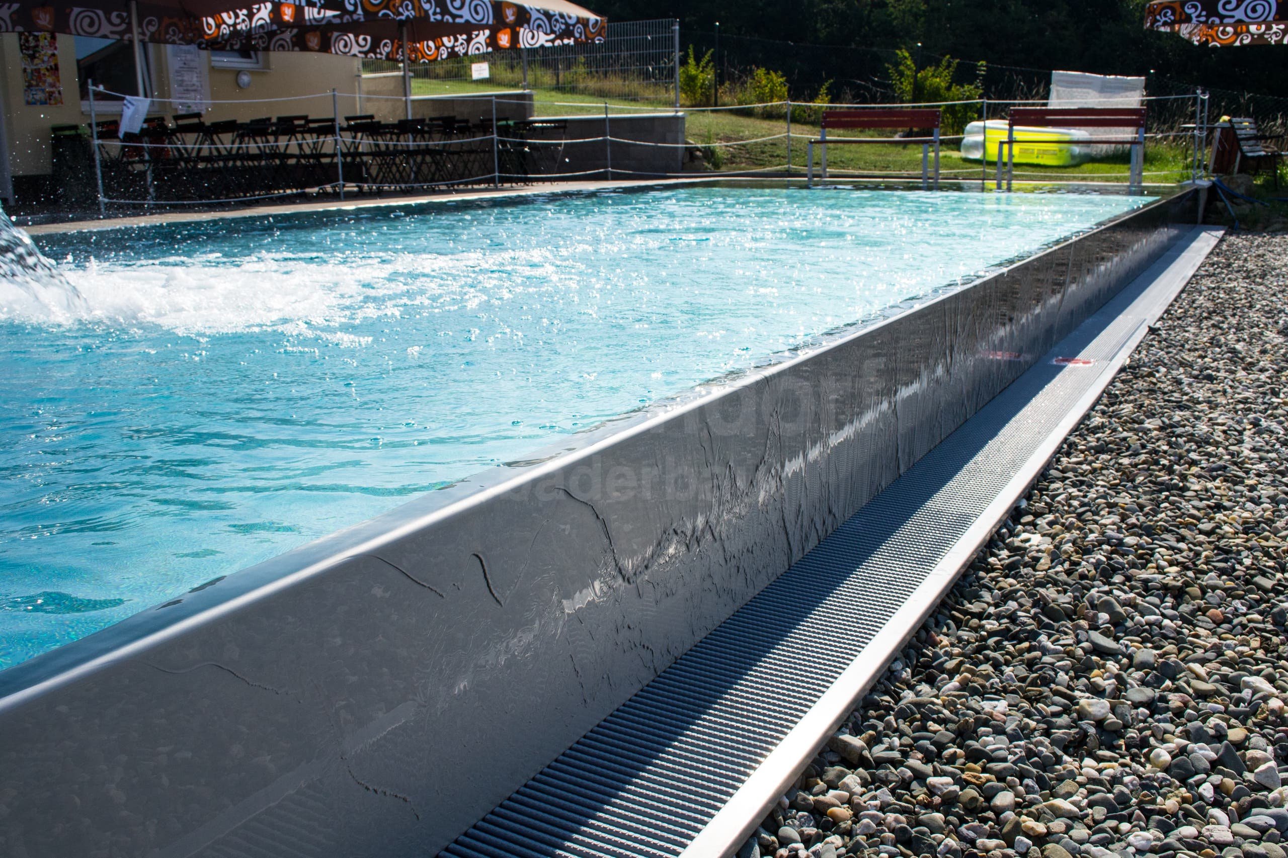 7b_Hotelový bazén venkovní s infinity přelivem a chrličem.jpg