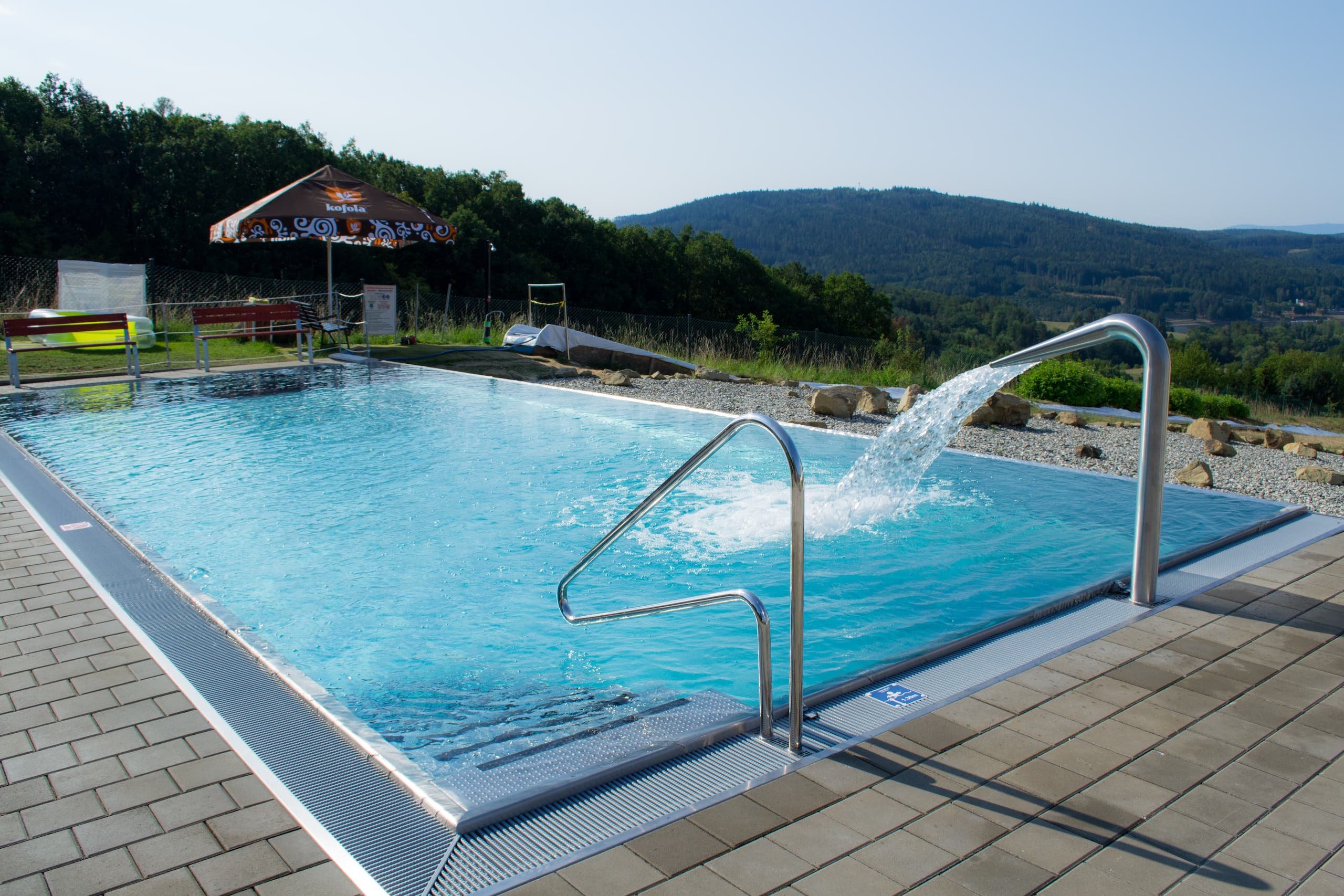 7d_Hotelový bazén venkovní s infinity přelivem a chrličem.jpg