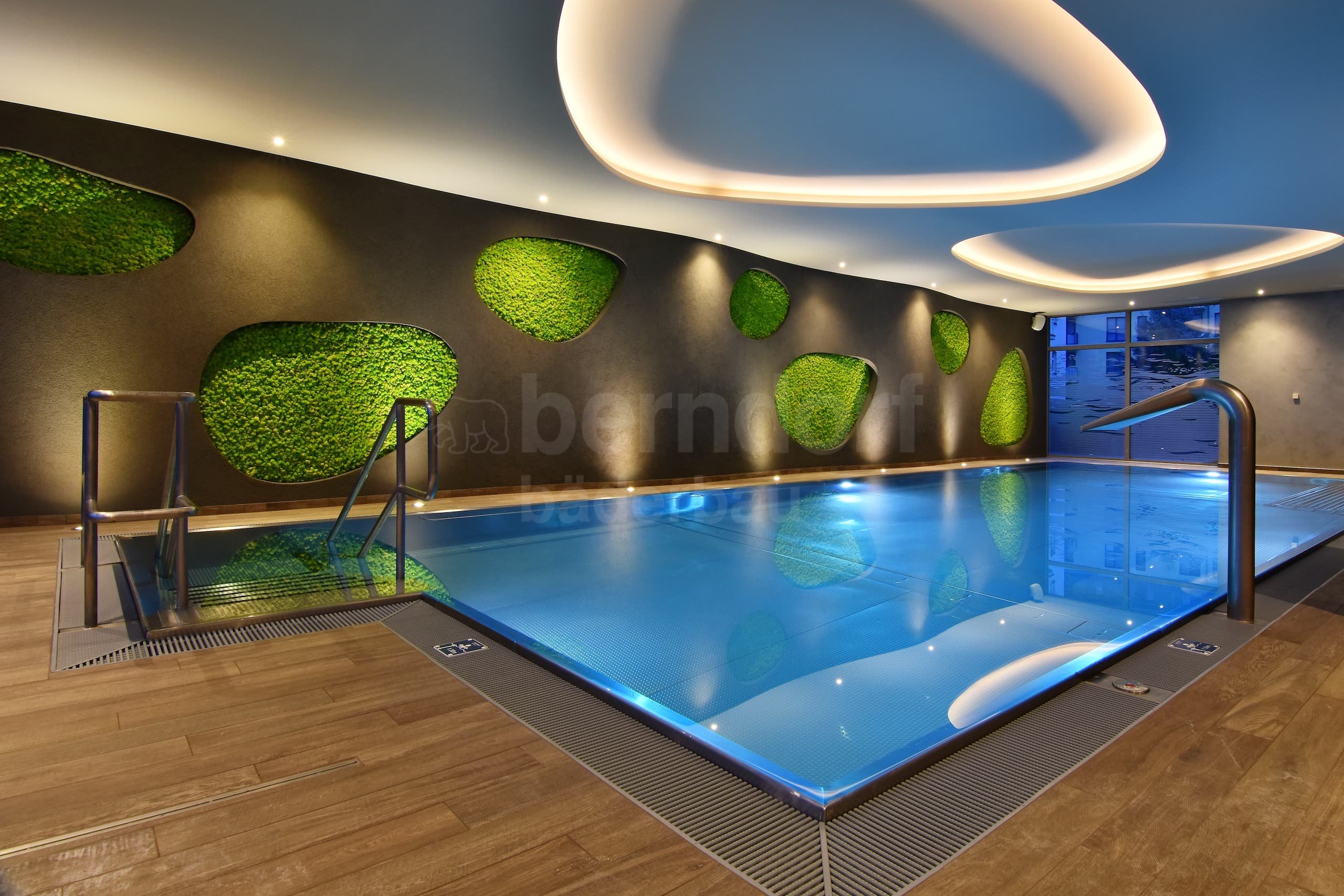 11_Hotelový relaxační bazén vnitřní s chrličem.jpg