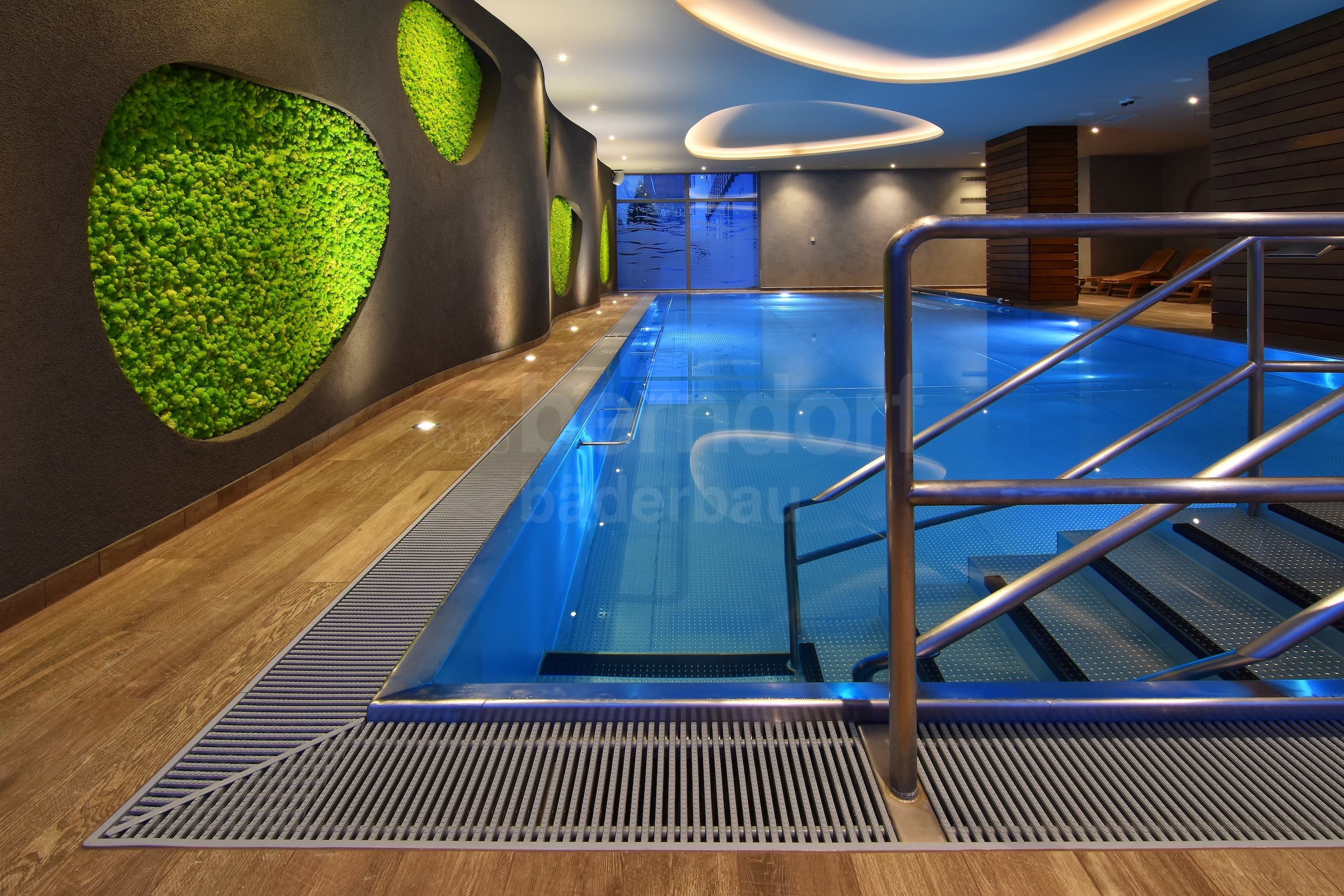 11c_Hotelový relaxační bazén vnitřní s chrličem.jpg