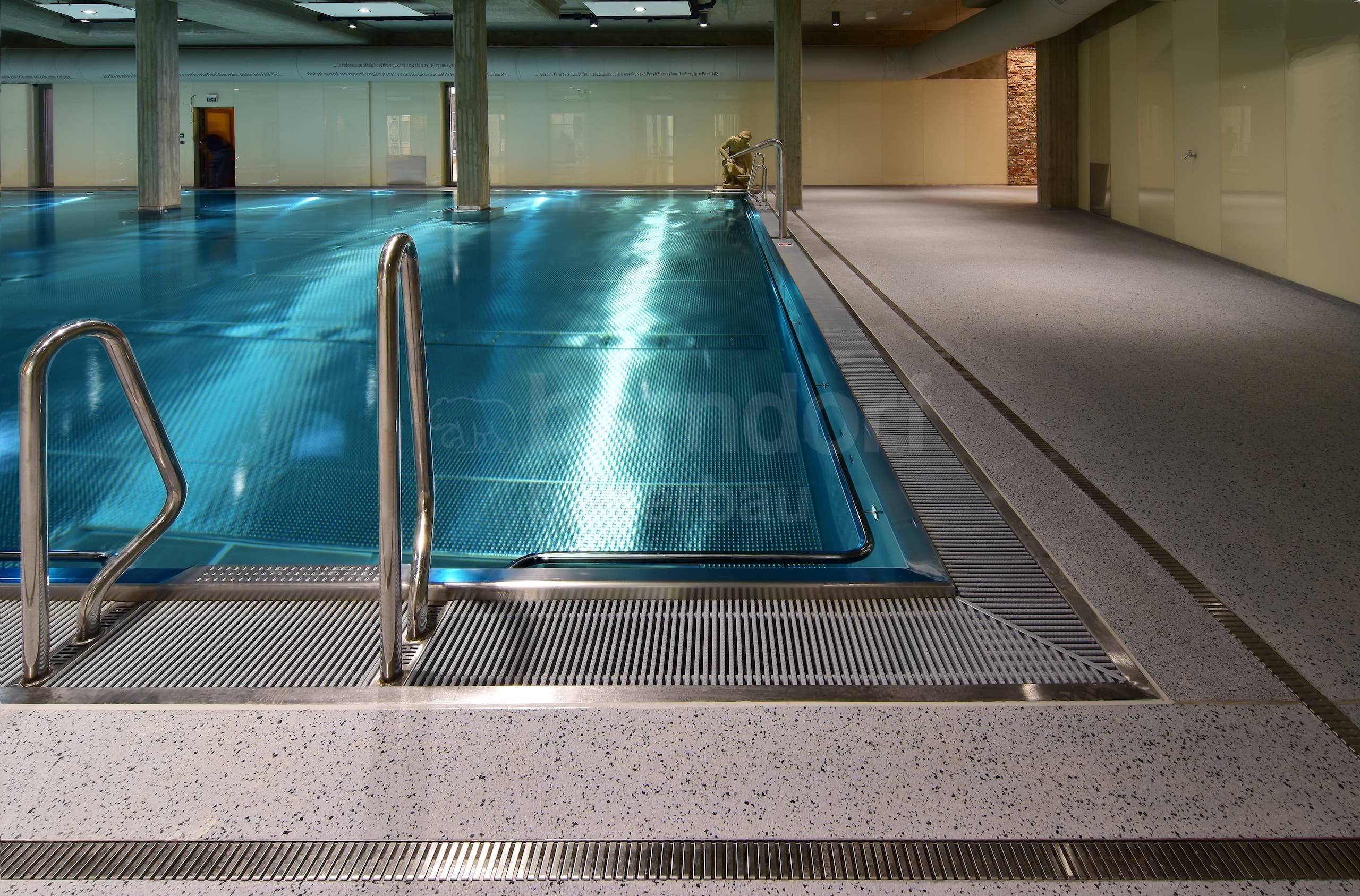 9g_therapeutický bazén vnitřní s chrličem.jpg