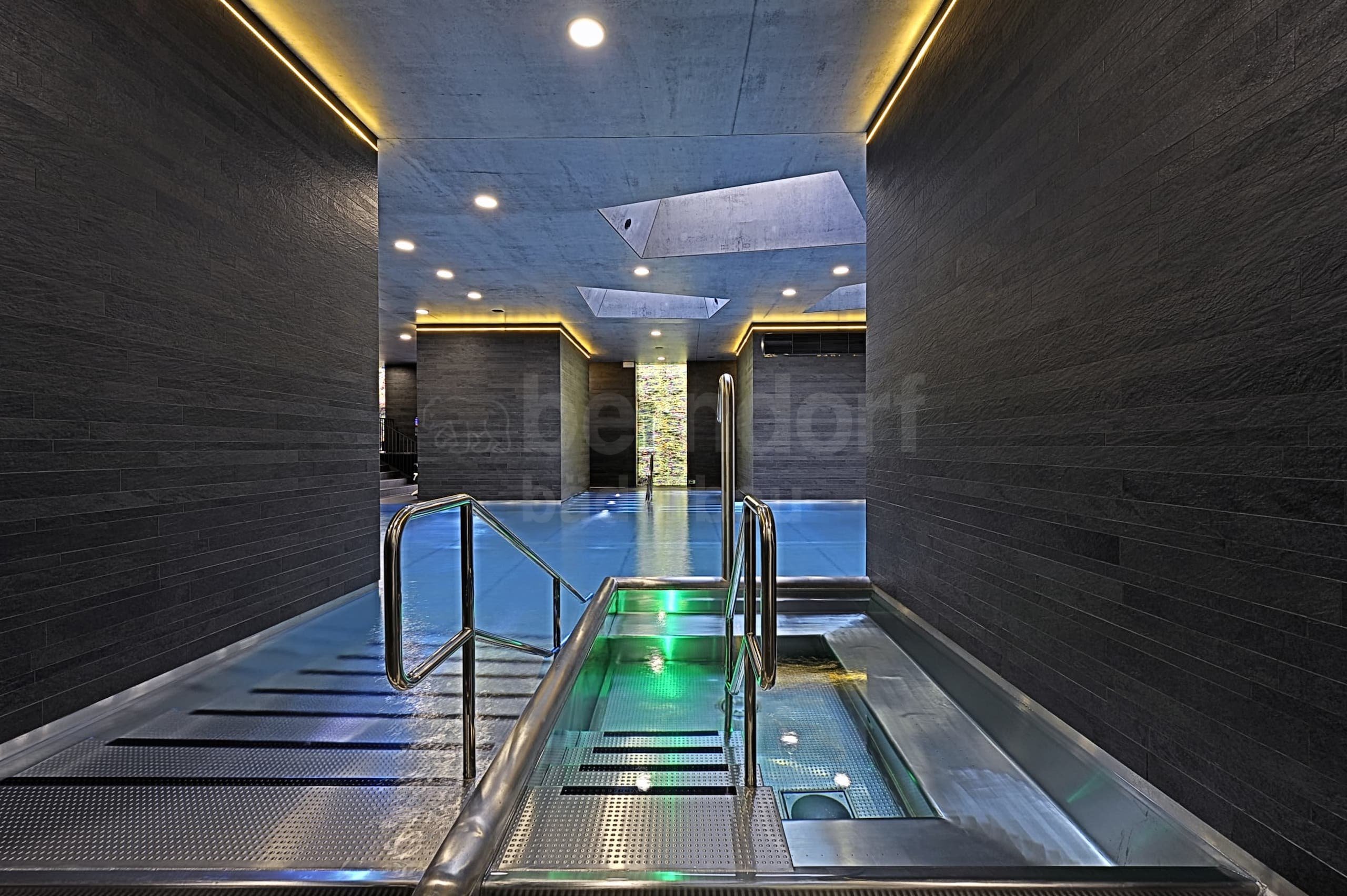 14_Relaxační bazén s vířivým bazénkem vnitřní.jpg