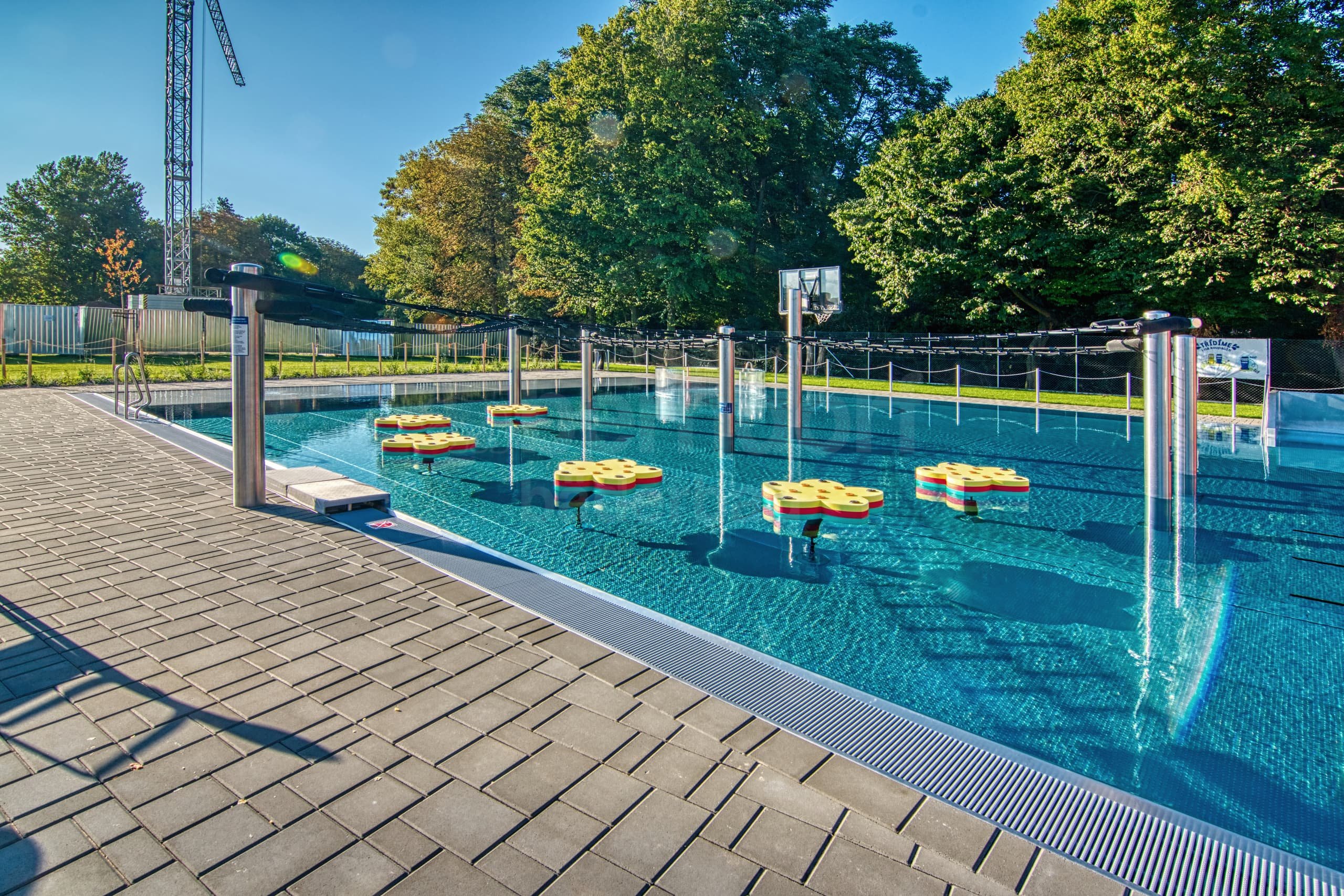 1a_Víceúčelový bazén Kyjov plovoucí atrakce.jpg
