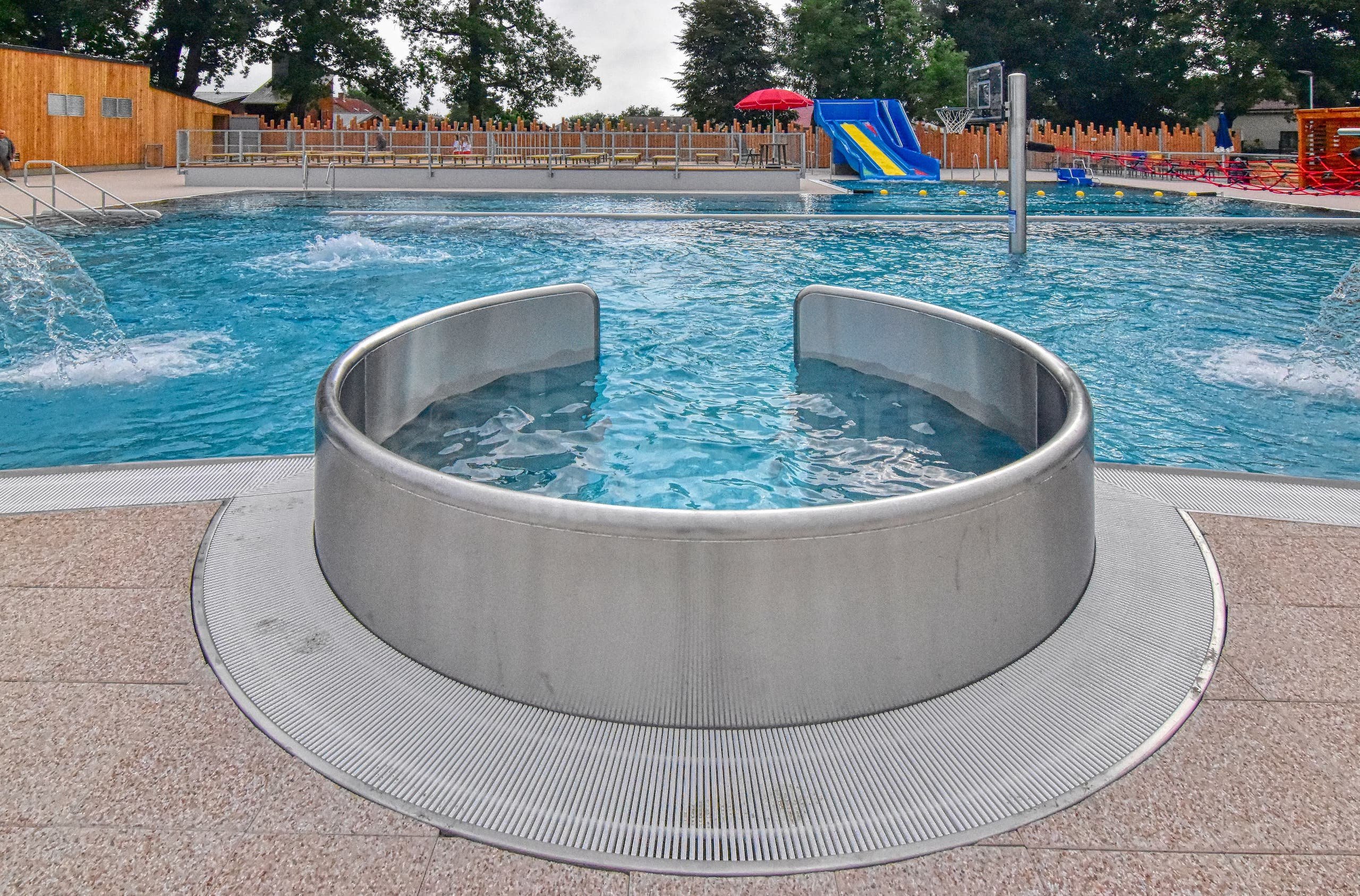 4e_Víceúčelový nerezový bazén Vodňany_atrakce houpací záliv.jpg