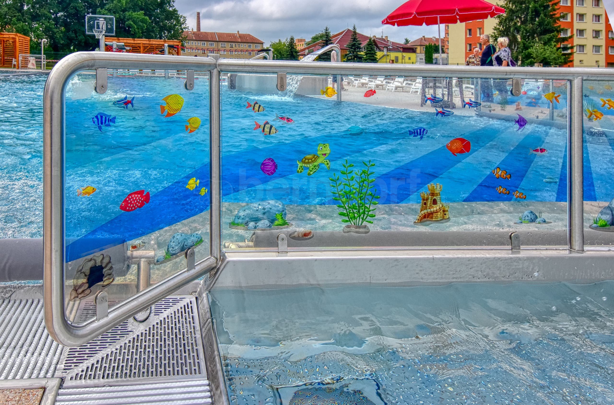 4h_Víceúčelový nerezový bazén Vodňany_atrakce tématické plexi zábradlí.jpg