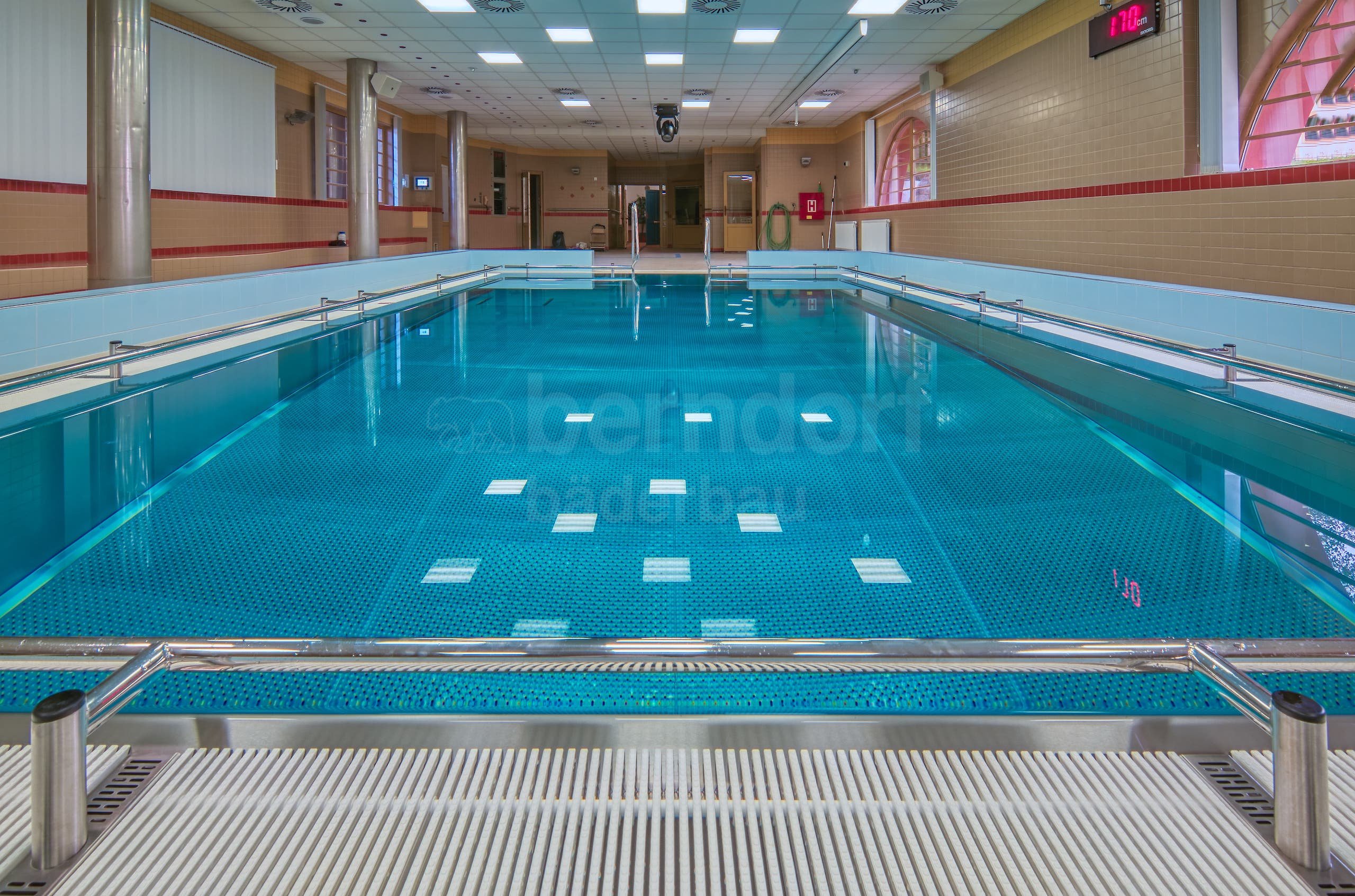 15a_Rehabilitační nerezový bazén se zvedacím dnem.jpg