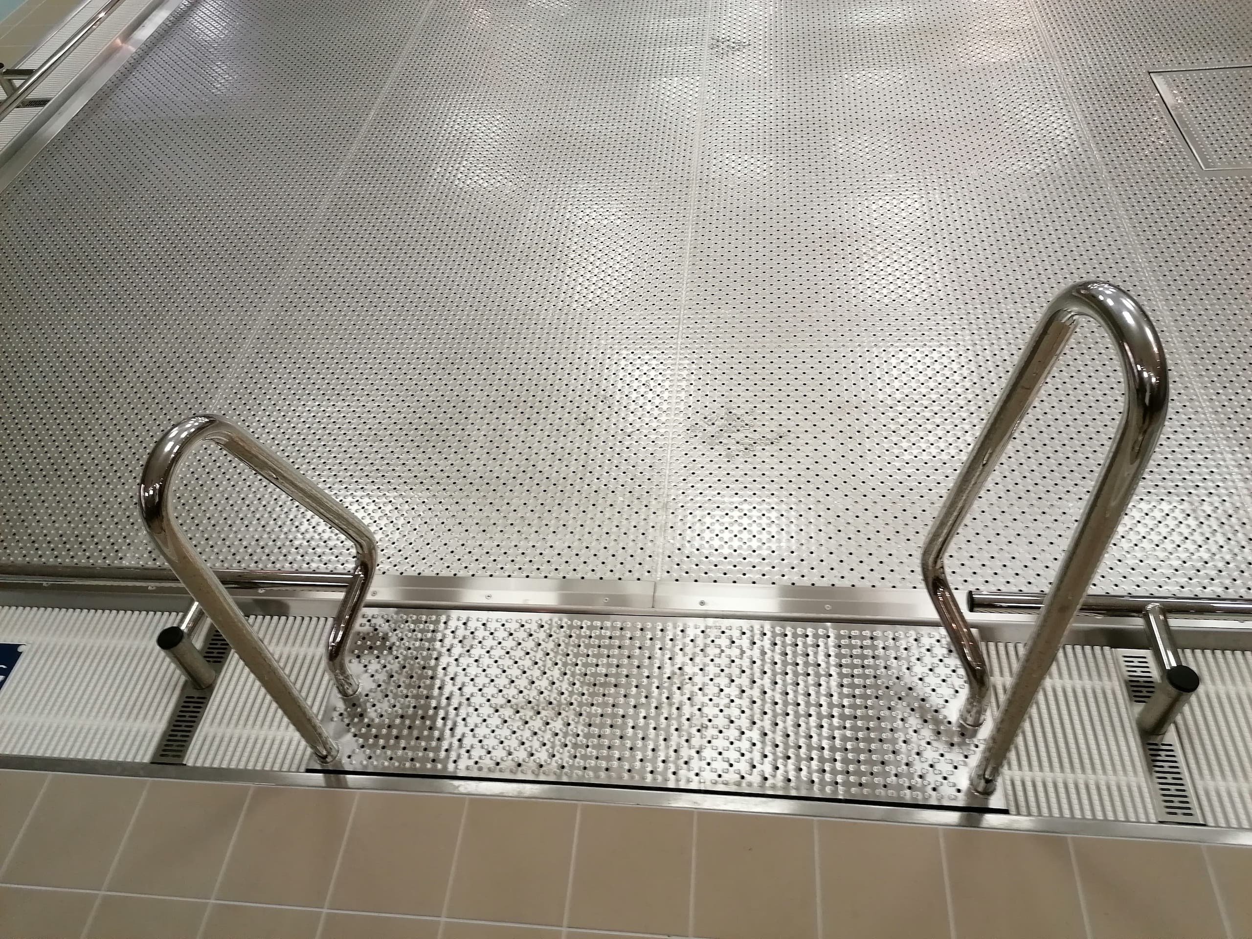 15f_Rehabilitační nerezový bazén se zvedacím dnem.jpg