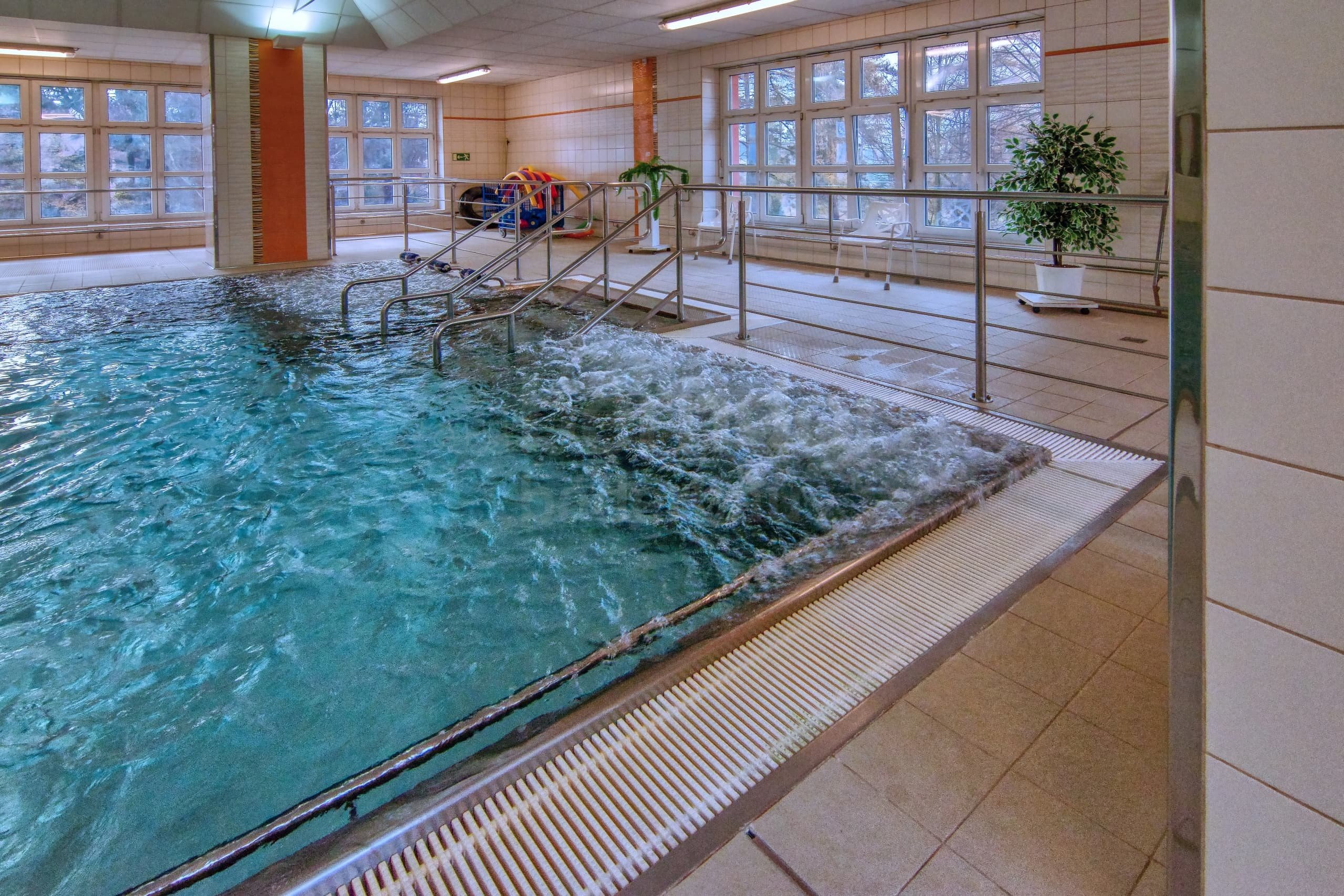 7e_Rehabilitační nerezový bazén Košumberk.jpg