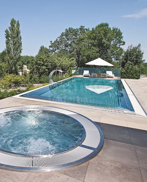 Privátny bazén s prelivom a virivou vaňou Wien