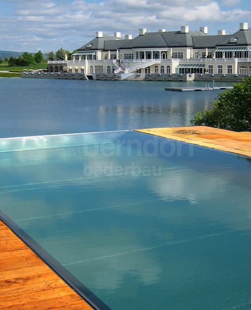 Privátny bazén s infinity zníženým prelivom Oberwaltersdorf Privátny bazén s infinity zníženým prelivom Oberwaltersdorf