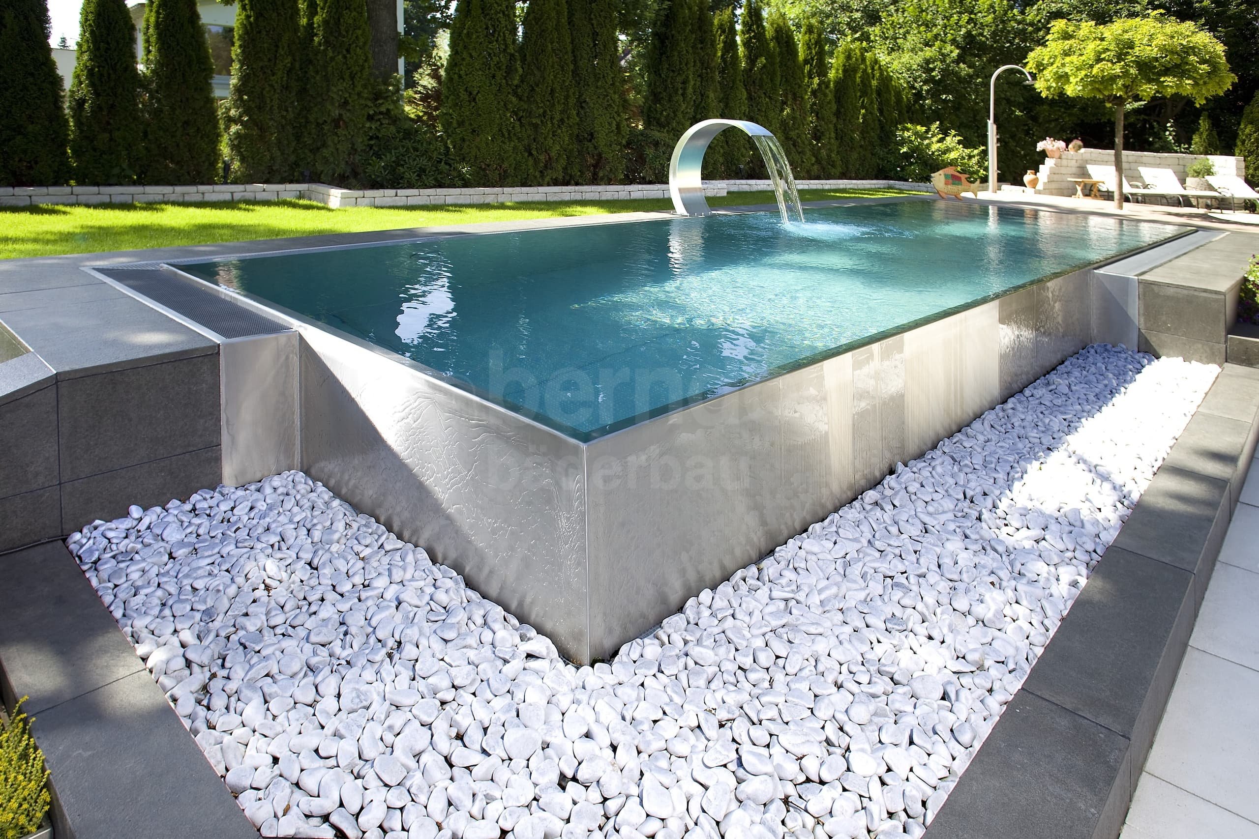 P1_Privátní bazén s přelivem a infinity sníženým žlábkem_Schondorf.jpg