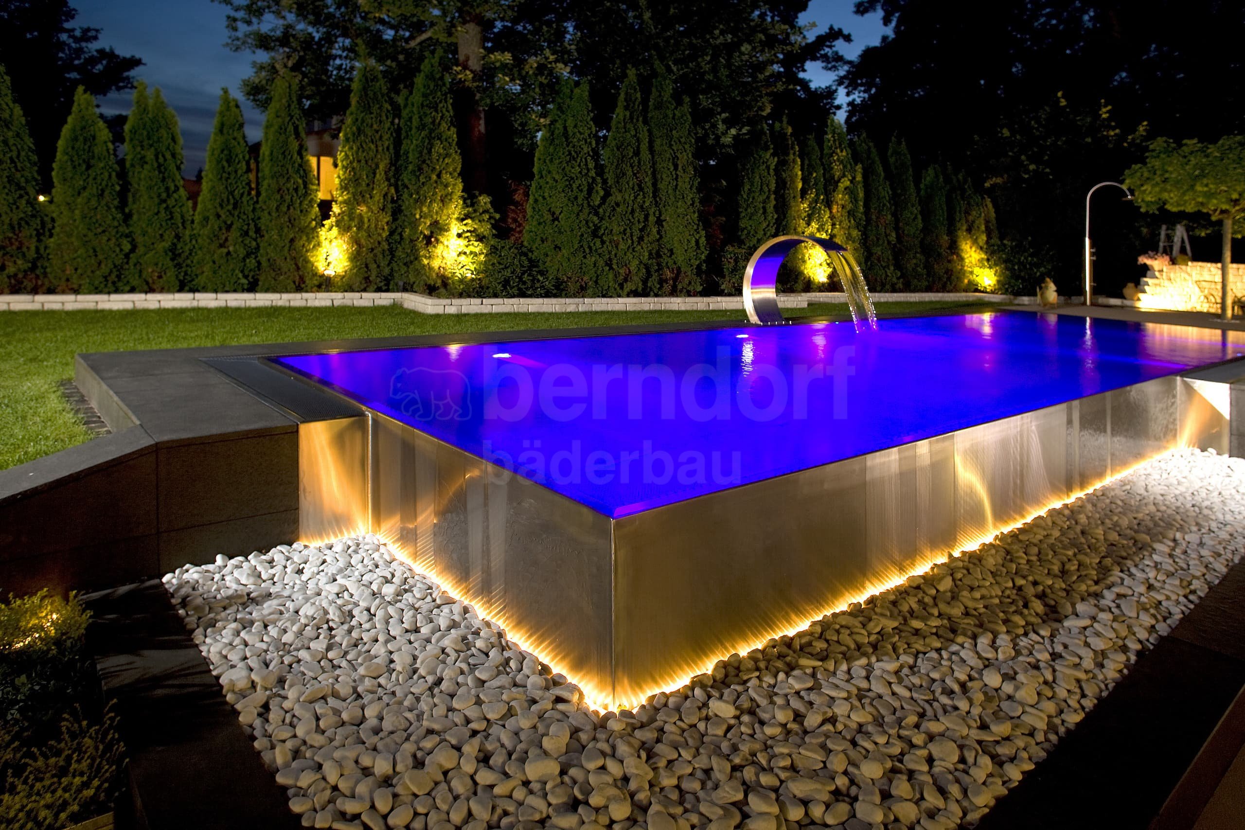 P1a_Privátní bazén s přelivem s infinity sníženým žlábkem_Schondorf.jpg