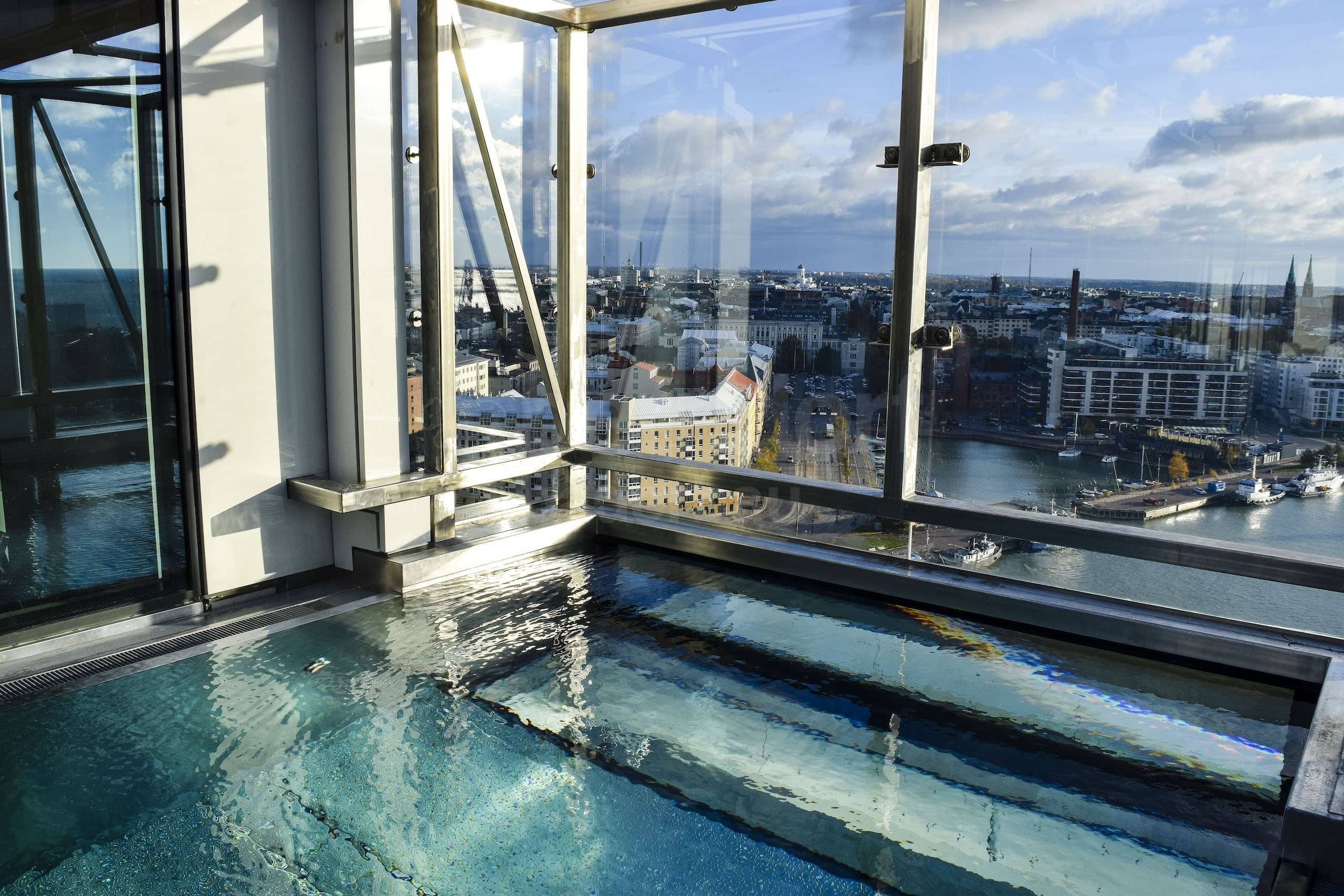 1a_Hotelový střešní bazén s proskleným dnem_Hotel Clarion_Helsinki.jpg