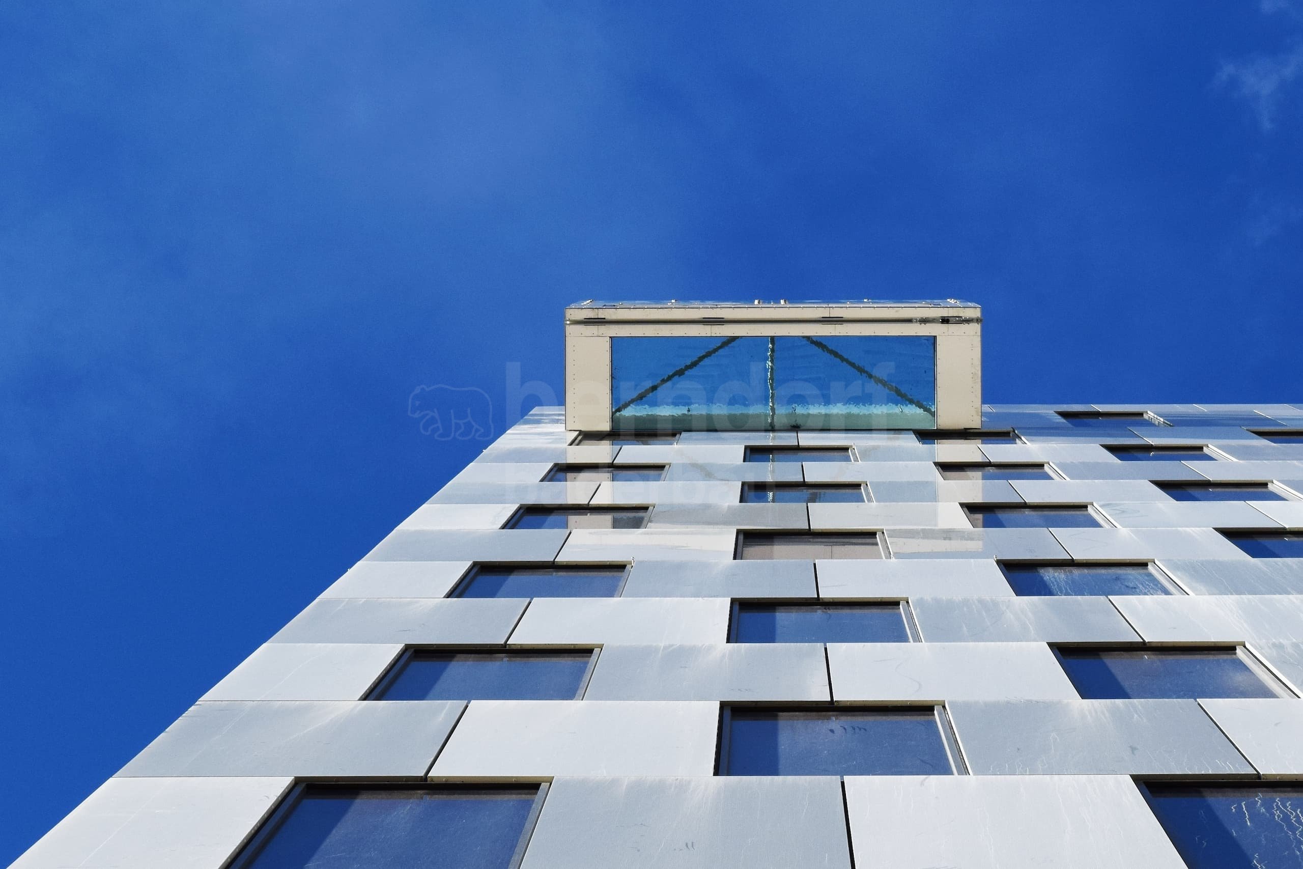 1c_Hotelový střešní bazén s proskleným dnem_Hotel Clarion_Helsinki.jpg