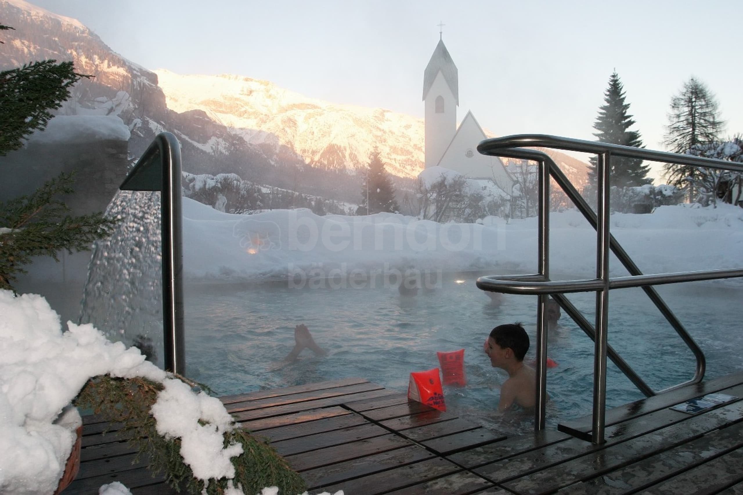 2_Hotelový relaxační vířivý bazén_Flims Wellness_ Resort_Waldhaus.jpg