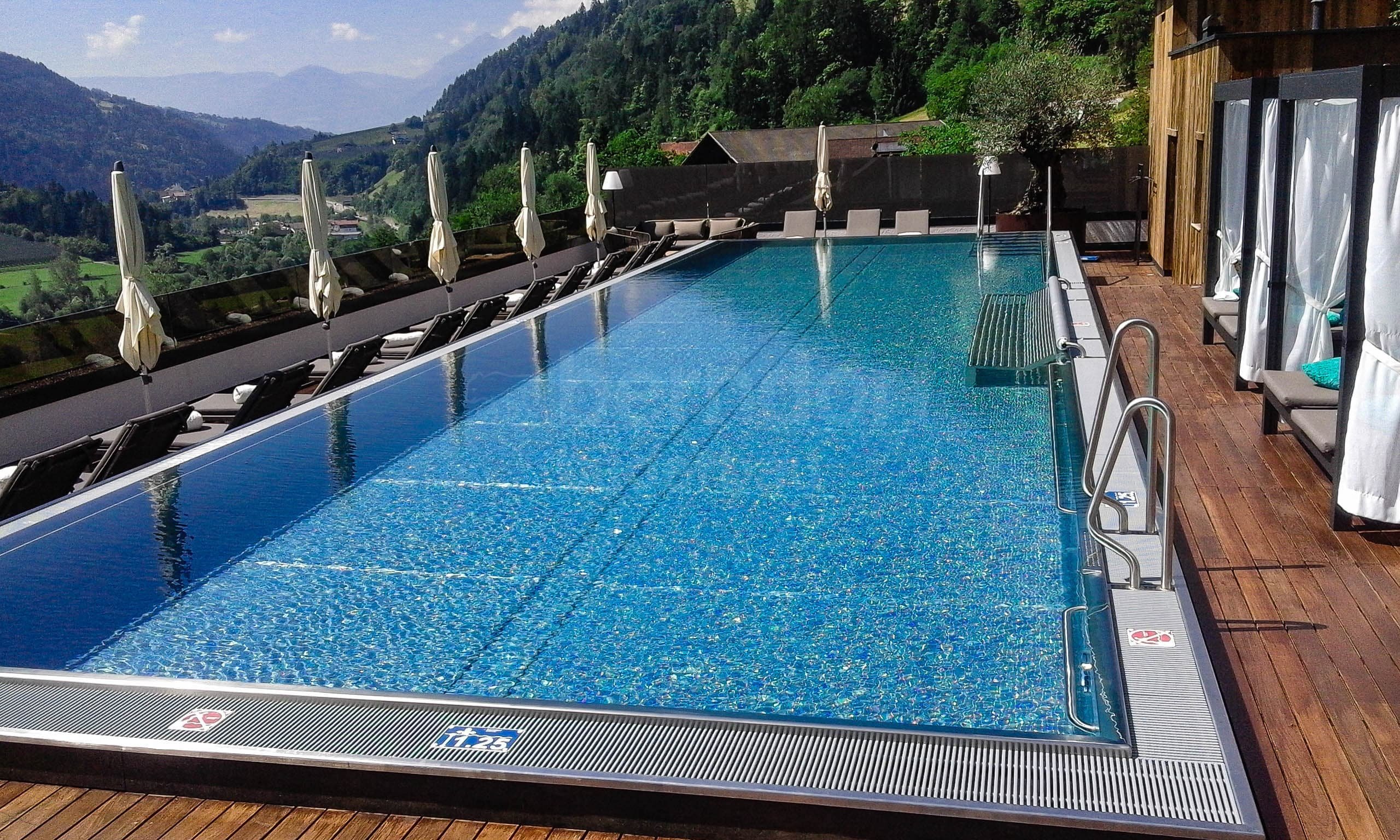 2_Hotelový bazén_St_Martin_Resort Quellenhof_160627_ZaP (2)_LR.jpg