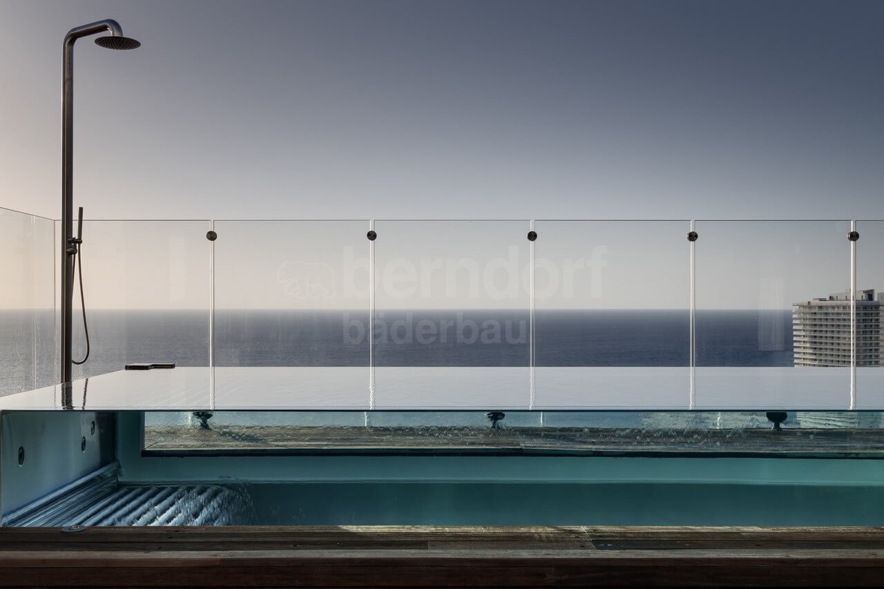 Súkromný strešný bazén s Infinity sklenenými prelivy  Tel Aviv